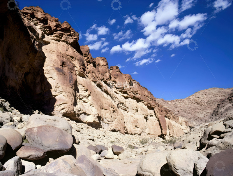高清大图下载【趣麦麦图】带悬崖与蓝天的粗犷风景AI插画摄影照片图1