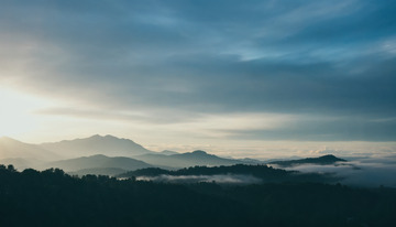 起伏丘陵的宁静风景AI插画摄影照片高清图