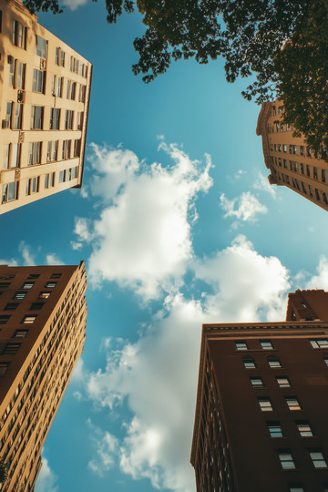 湖面倒影中的静谧山岳景观AI插画摄影照片1