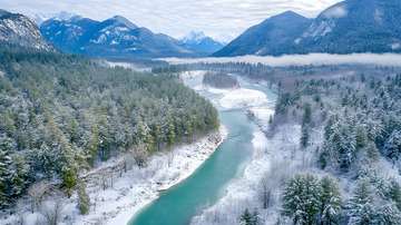 冬季雪山冰封河流美景