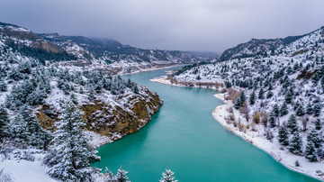 冬季雪山冰封河流美景3