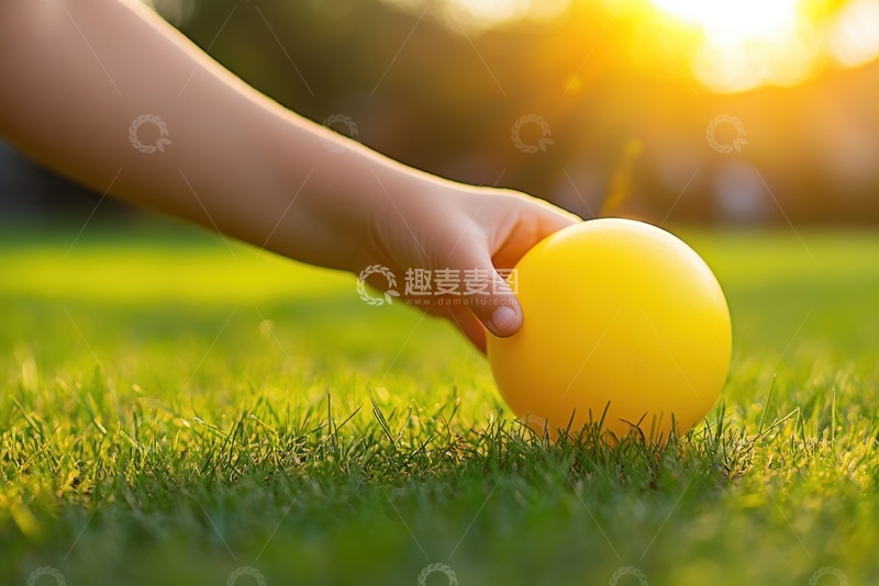 高清大图下载【趣麦麦图】一只手在草坪上捡球
