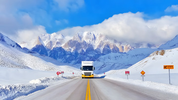 秋冬雪山下的冰封公路与汽车2