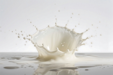 乳白色液体飞溅 