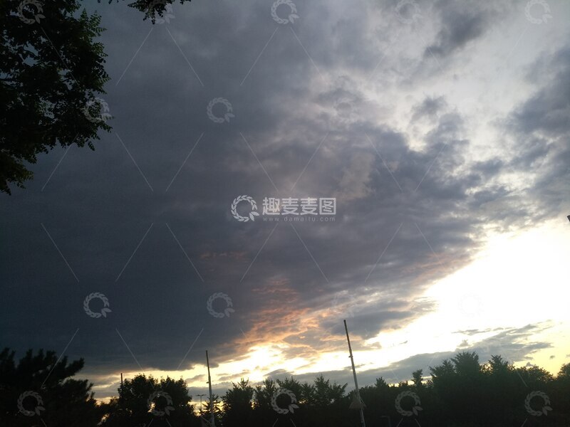 高清大图下载【趣麦麦图】傍晚天空的乌云与晚霞