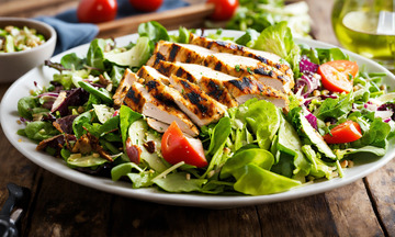 烤鸡沙拉配时蔬AI插画高清海报图片素材