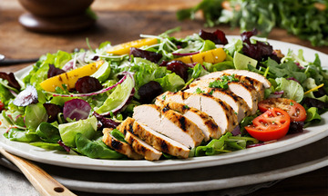 烤鸡沙拉配时蔬AI插画高清海报图片素材1