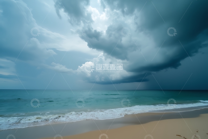 高清大图下载【趣麦麦图】暴风雨乌云笼罩着大海和海滩 