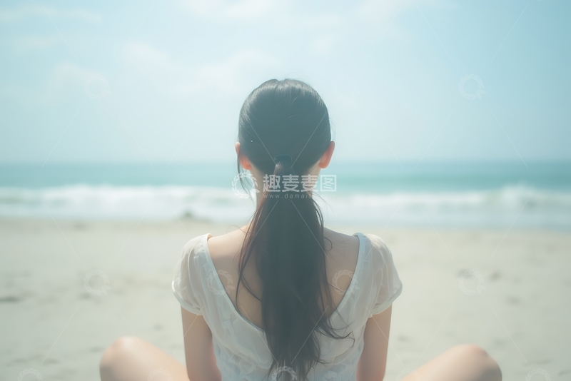 高清大图下载【趣麦麦图】背面的女人坐在沙滩上对着天空 