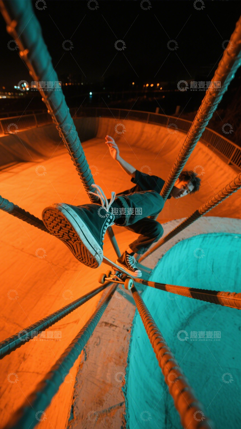 高清大图下载【趣麦麦图】滑板少年炫酷夜景