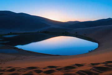 俯瞰月牙泉翡翠湖水美景12