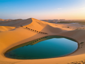 俯瞰月牙泉翡翠湖水美景15