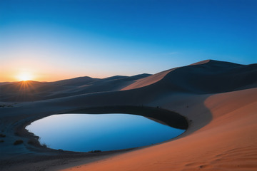 俯瞰月牙泉翡翠湖水美景13