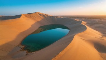 俯瞰月牙泉翡翠湖水美景9