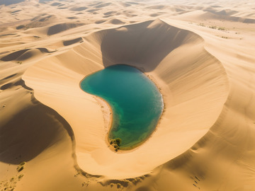 俯瞰月牙泉翡翠湖水美景7