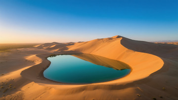 俯瞰月牙泉翡翠湖水美景20