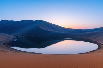 俯瞰月牙泉翡翠湖水美景5
