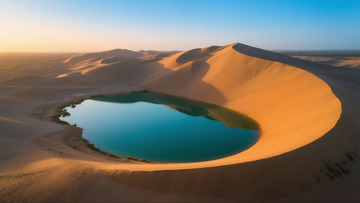 俯瞰月牙泉翡翠湖水美景11