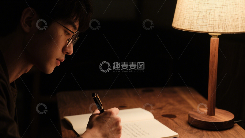 高清大图下载【趣麦麦图】深夜书写静谧时光2