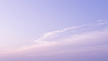 清新淡紫色无云天空实拍