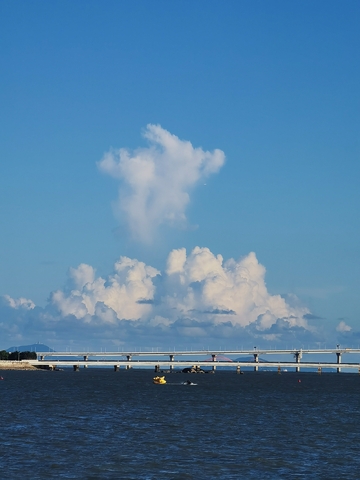 蓝天下的跨海大桥与云朵