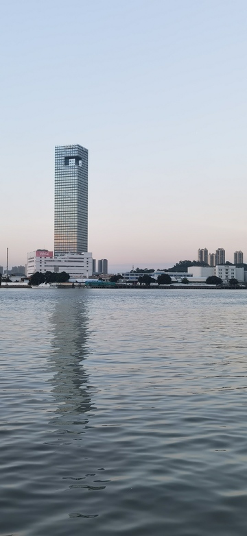 城市水岸的黄昏