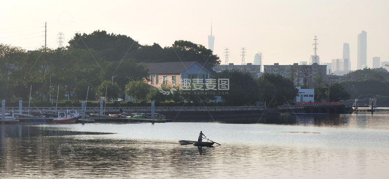 高清大图下载【趣麦麦图】城市河畔，黄昏里的独舟与建筑剪影