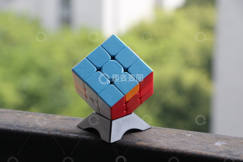 高清大图下载【趣麦麦图】三阶魔方置于支架，户外栏杆处