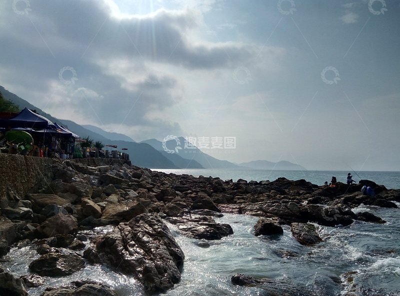 高清大图下载【趣麦麦图】海滨岩石岸，山海云光共绘美景