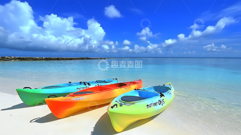 高清大图下载【趣麦麦图】沙滩上的彩色皮划艇1