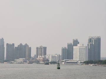 雾霭中的江景与城市建筑轮廓