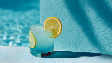 夏日蓝色柠檬冰饮