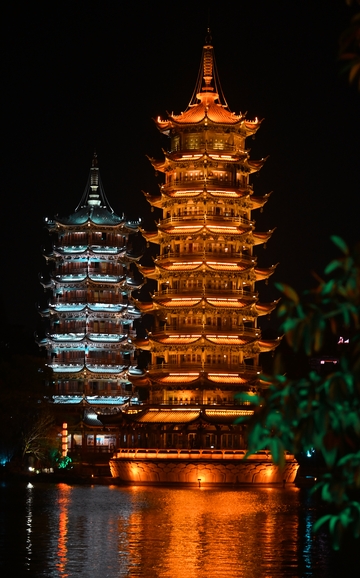夜色中桂林日月双塔，灯火映水成画