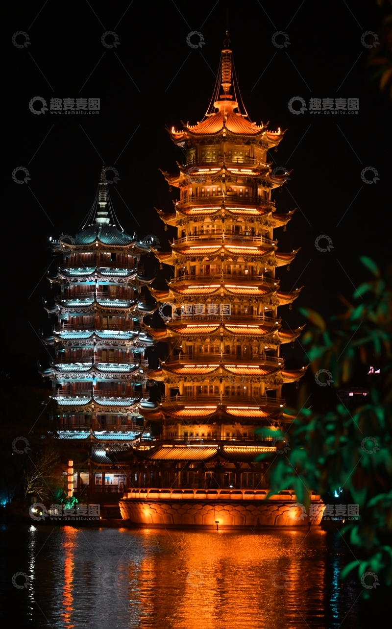 夜色中桂林日月双塔，灯火映水成画