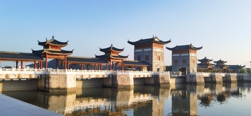 中式廊桥卧波，映照水乡盛景