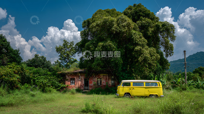 高清大图下载【趣麦麦图】夏日晴空草地上的黄色巴士1