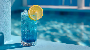 蓝色泳池背景柠檬切片冰饮1