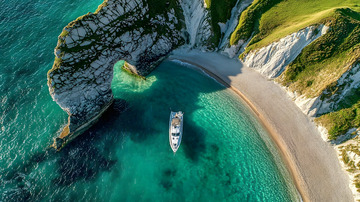 航拍山崖大海船只美景2