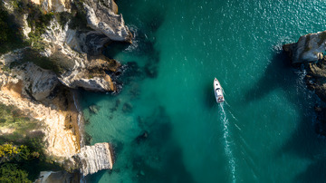 航拍山崖大海船只美景5