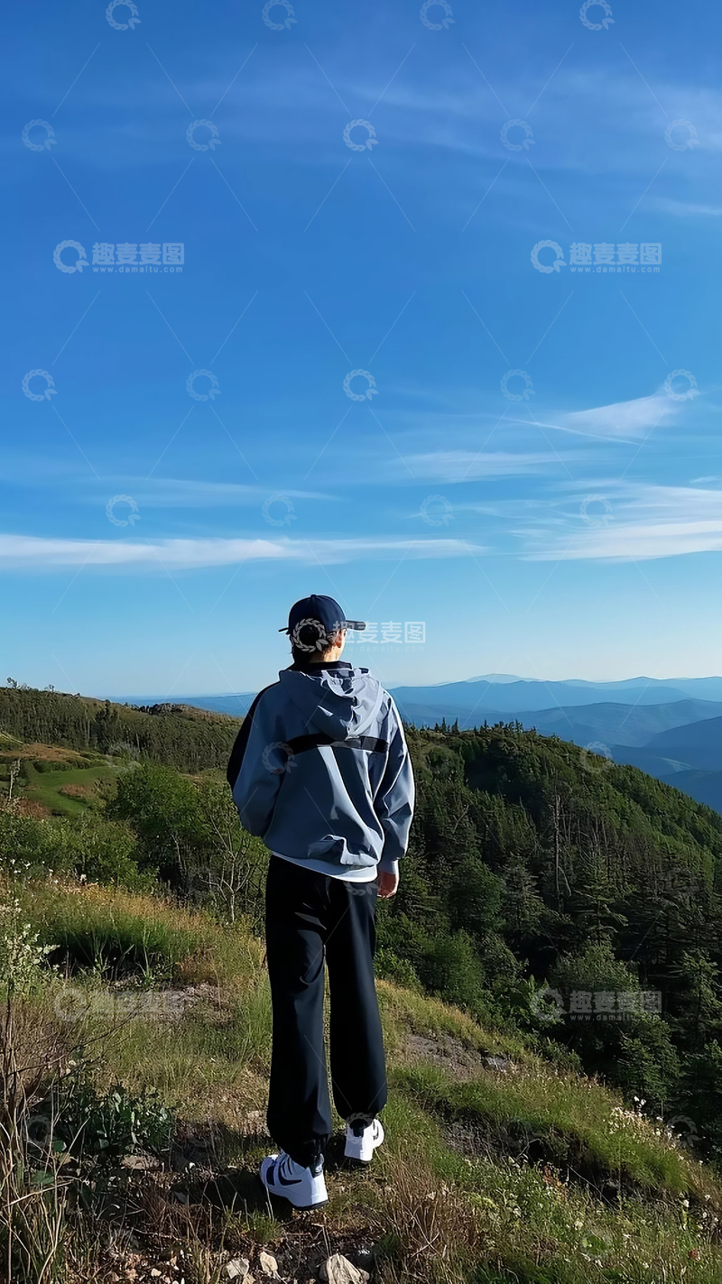 高清大图下载【趣麦麦图】蓝天白云下爬山