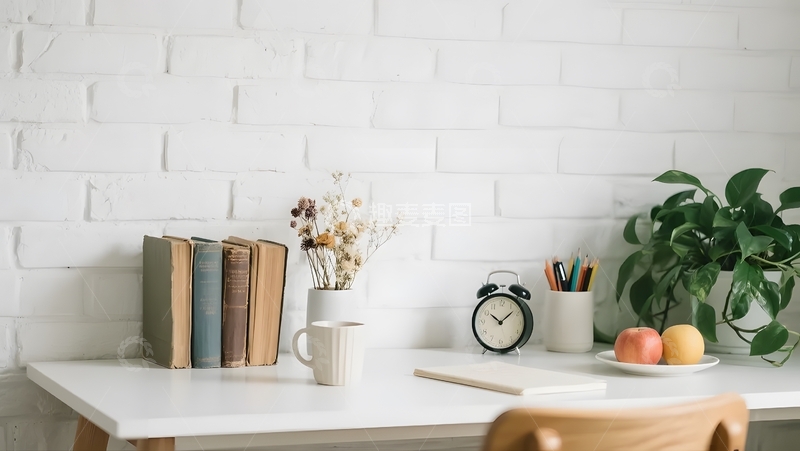 高清大图下载【趣麦麦图】简约书桌的温馨氛围
