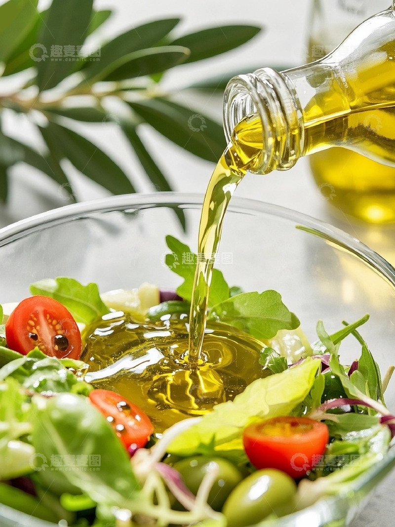 高清大图下载【趣麦麦图】橄榄油倒入蔬菜沙拉美食摄影