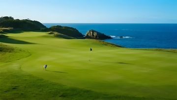 高尔夫绿地，海滨美景环绕