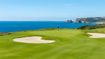 高尔夫球场，临海风光如画