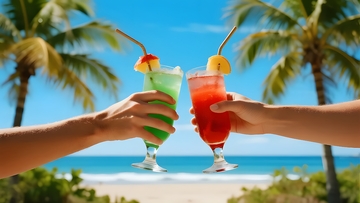 海滨度假，饮品碰杯场景