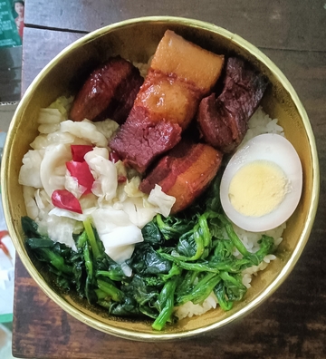 一份精致好看的红烧肉饭外卖