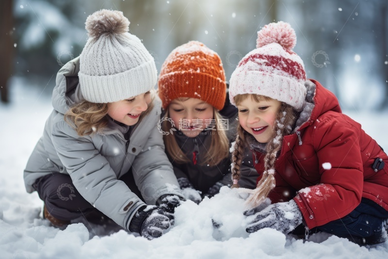 高清大图下载【趣麦麦图】冬季堆雪人的三个小孩