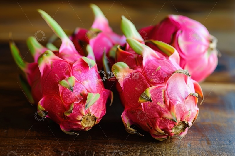 高清大图下载【趣麦麦图】放在桌面上的火龙果