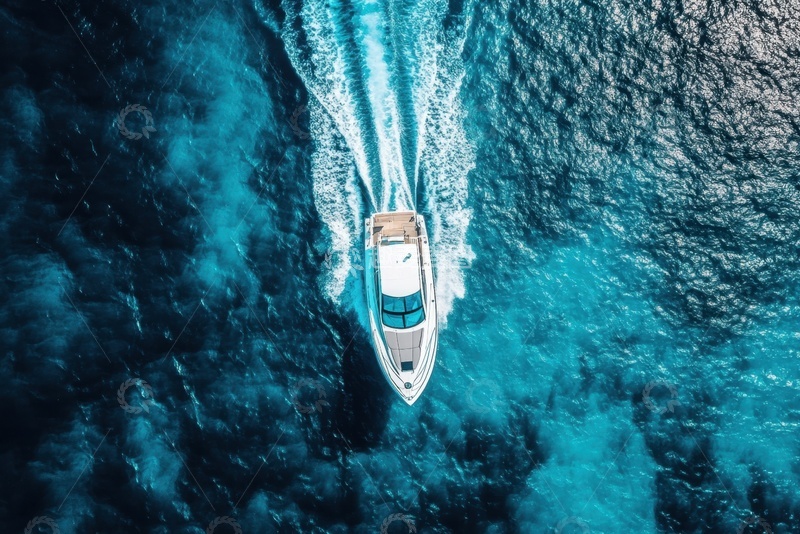 高清大图下载【趣麦麦图】大海里行驶的汽艇