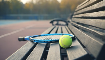 网球场边网球拍与网球静物照